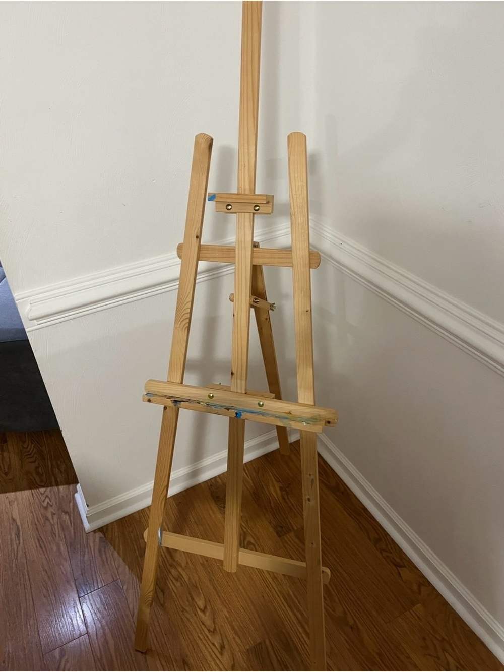Adjustable Light Wood Artist Easel - Natural Finish